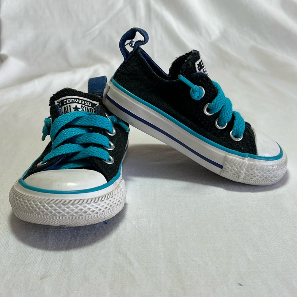 Converse Chuck Taylors All Stars low top sneakers size 4 toddler